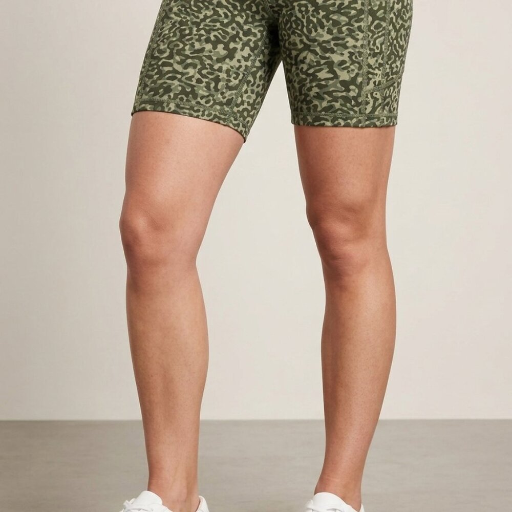 Athleta Ultimate Stash II 7" Bike Shorts | Camo Leopard Print | Size Medium